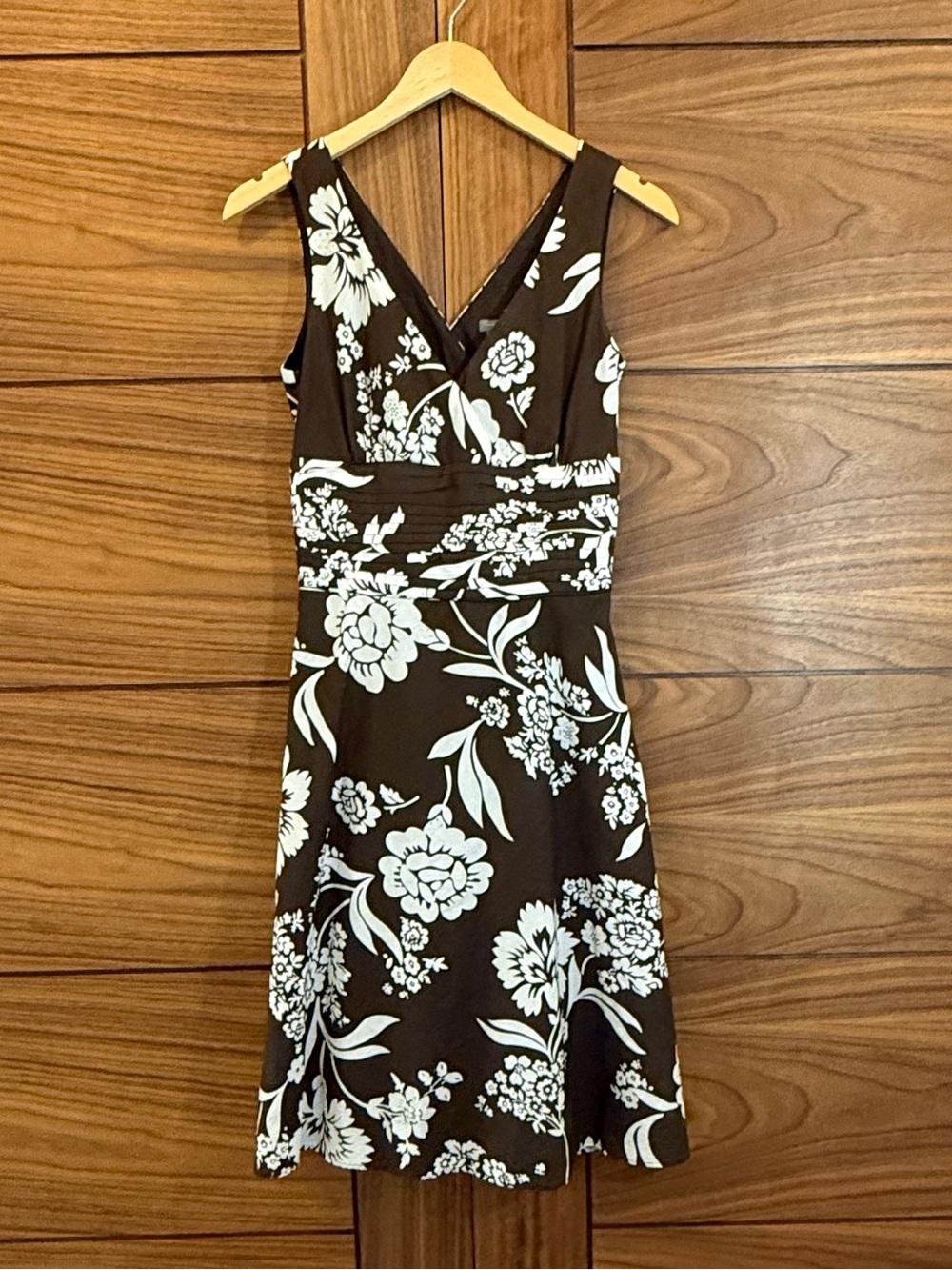 Ann Taylor Brown w/White Flowers Fit & Flare Sleeveless V-Neck Midi Dress Sz 4